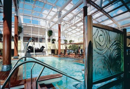 Piscina del Spa con una obra original de Botero